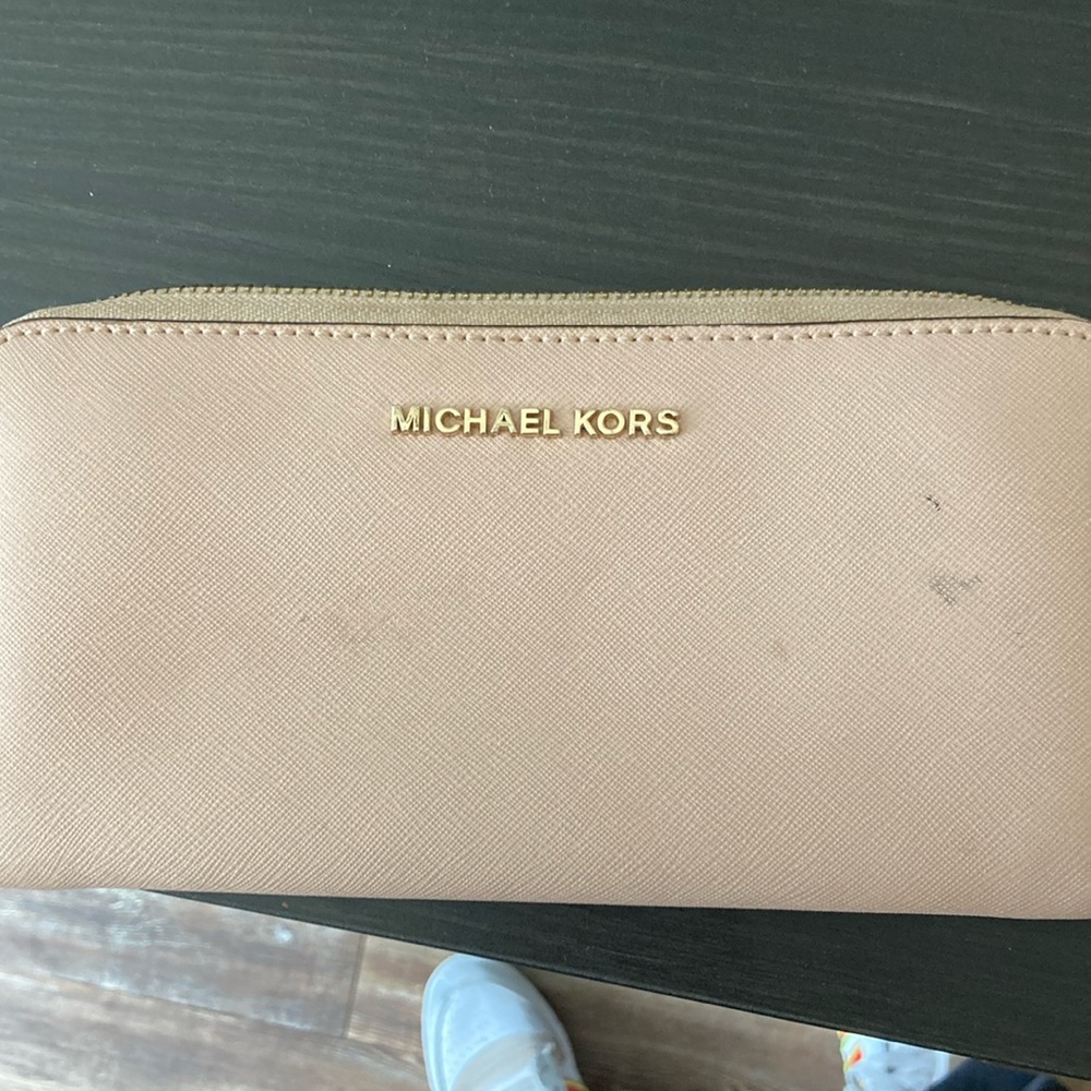 Michael Kori’s woman’s wallet